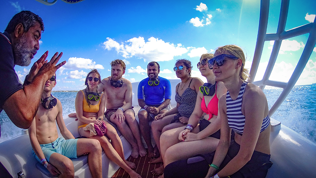 PADI instructor giving a predive breifing