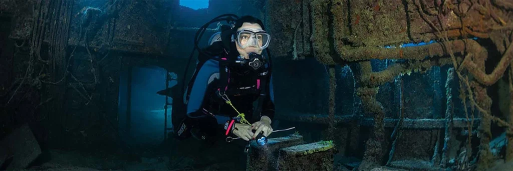 Diver, Zoe, inside wreck